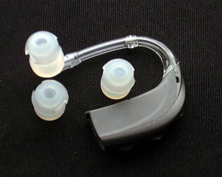 自作ベント付耳せんを付けた補聴器